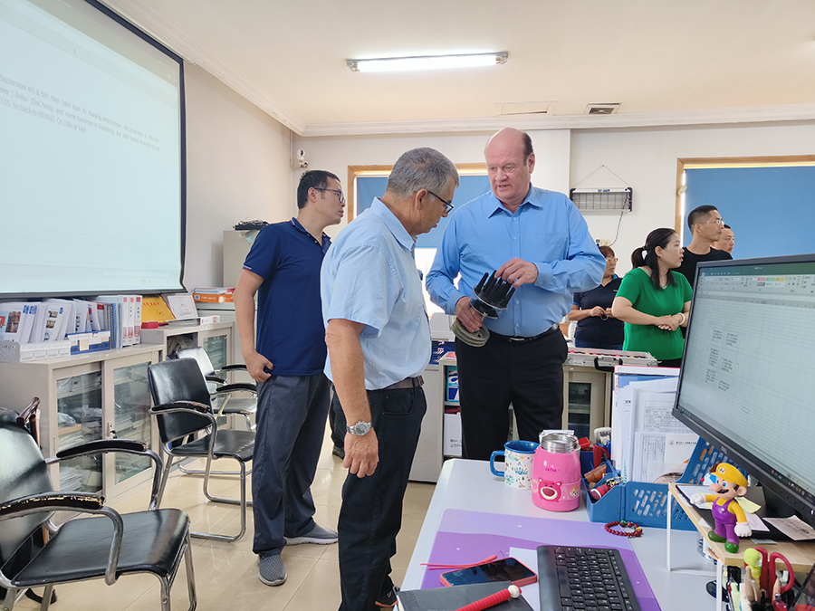 Duram公司技術專家來尊龙凯时培訓交流